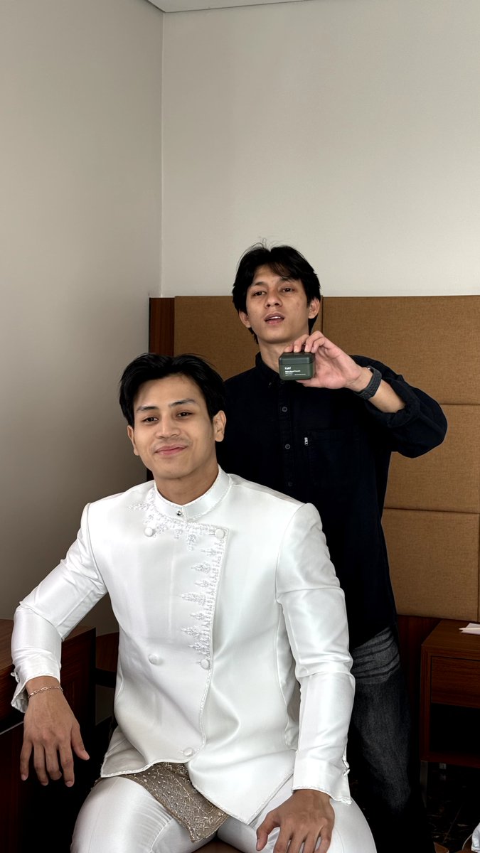 congrats bro bree.. akhirnya nikah juga nih sama yaya.. serius tuh buat nata rambut cuma pake Kahf Pomade Ijo doangan??