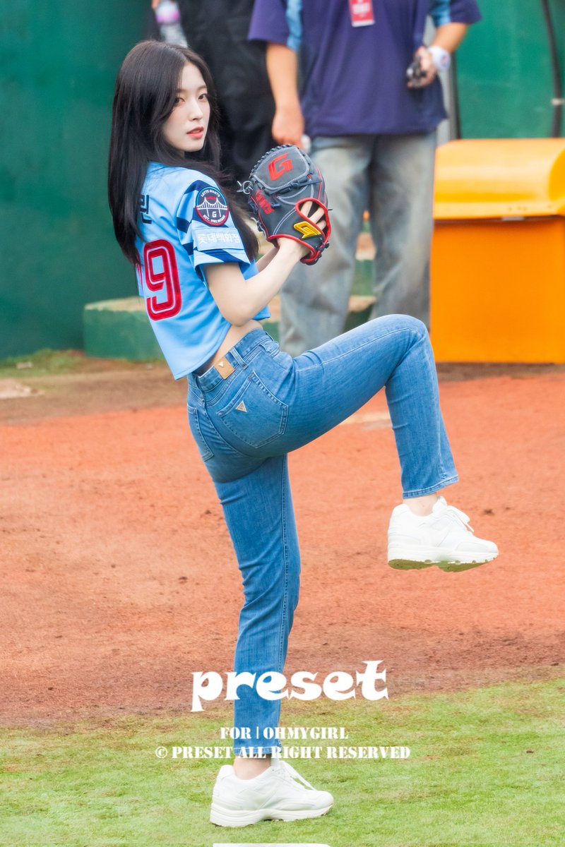 preset_miracle's tweet photo. 250810 롯데자이언츠 시구

아린 시구 
잘던졌어 💜

#HQ
#오마이걸 #ohmygirl #wm_ohmygirl
#아린 #최예원 #arin #choiyeawon https://t.co/NHWtseMlSf