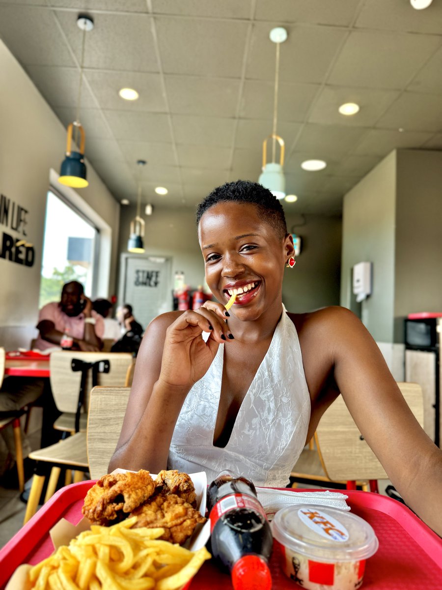 You have 3 reasons to smile today: 3 pieces of chicken, large chips, coleslaw &amp; a free  330ml soda all at only 29,000 shs. 

#KFCStreetwise3Mix
#ItsFingerLickinGood