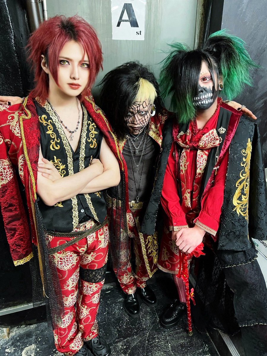 NEROくんと写真撮ろうとしてたら入ってきた澪ぴかわいい☺️

肩に置こうとする手が浮いているのも、
とても可愛い☺️