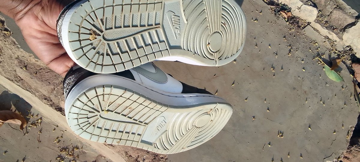 Guys,
I've got this air Jordan 1
60k only

UK size 7, US 8, EUR 41

Available in area 18B, Lilongwe, can send anywhere

call/whatsapp 0998337818

Kindly retweet 🙏
