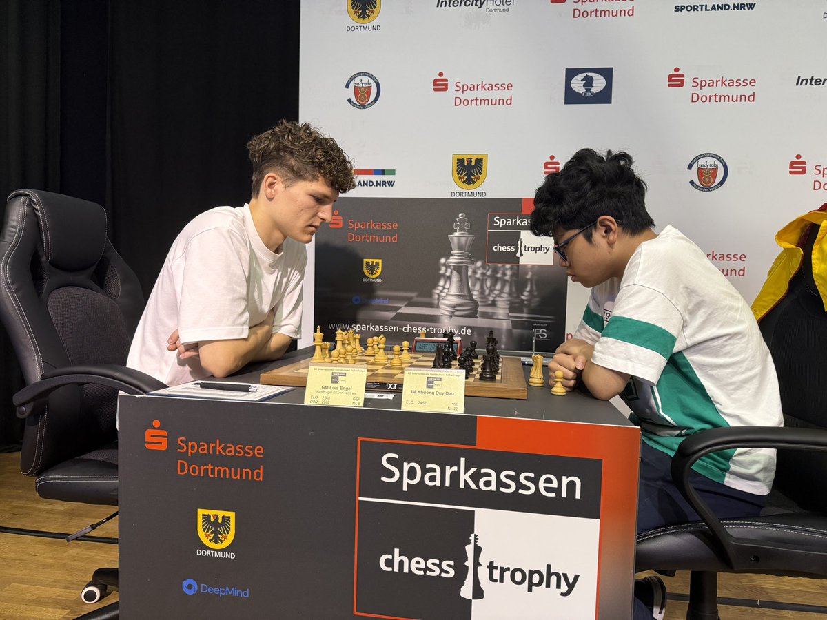 Quick draw on board one between GM Blübaum and GM Ganguly 👏
“I wanted to play but made two bad moves in a row,” said Blübaum afterwards.
With the first place still undecided, all eyes are now on the clash between GM Luis Engel and IM Duy Khuong Dau.

#DortmundChess