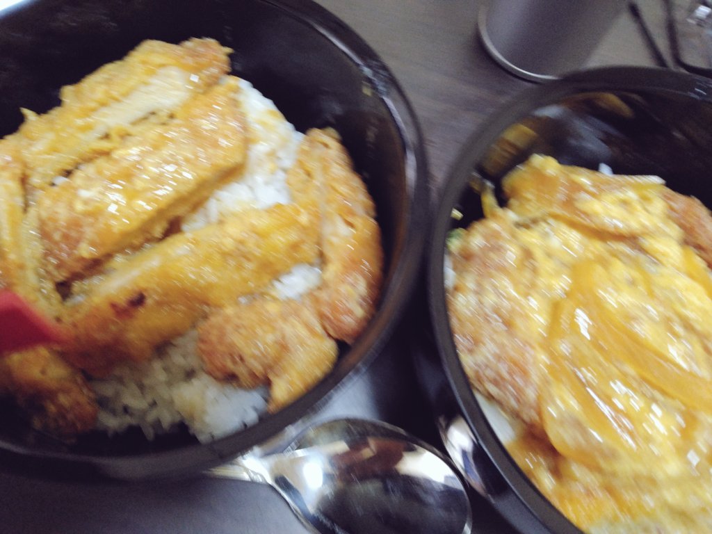 今日からお盆休み！
今日は1日雨だし彼女と家でのんびりネトフリ見る笑
カツ丼食べたい言ってたから作ってあげた
俺だけはもちろん玉ねぎ抜きw