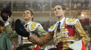 Todos matándose entre los chismes de Morante y Roca Rey...

Y ayer hubo uno del Puerto de Santa Maria,que majò uno en las narices de ambos...

Y parece ser que interesa poco hablar  de el...

Mía honores...

DANIEL CRESPO.