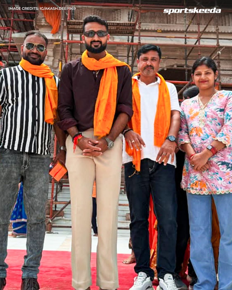 Sportskeeda's tweet image. Akash Deep and his family at Ayodhya Ram Mandir. ❤️

#Cricket #AkashDeep #India #Test