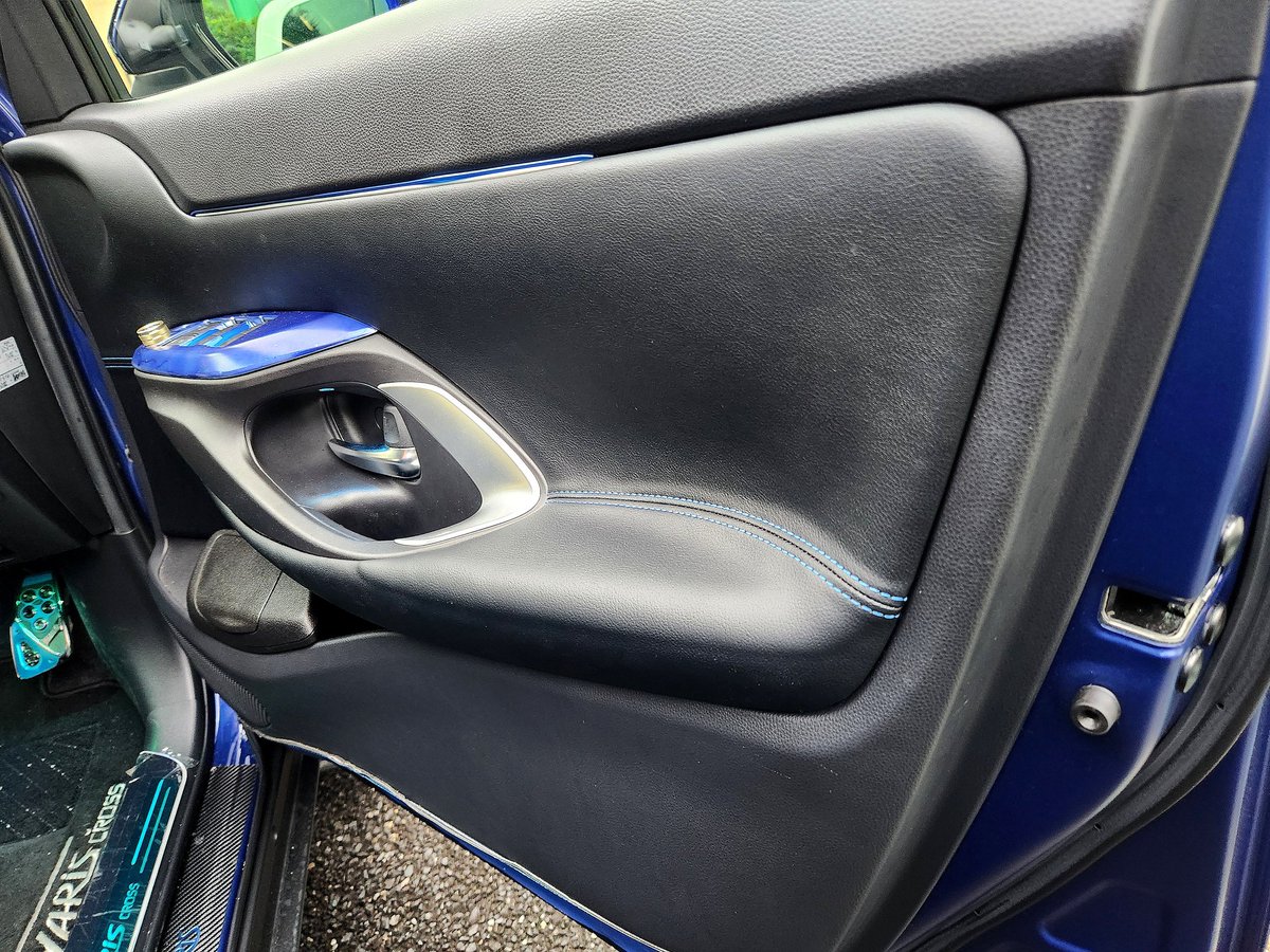 ナカシンさんのヤリスクロスドアパネル取り付け完了ー！ 良いですねぇ