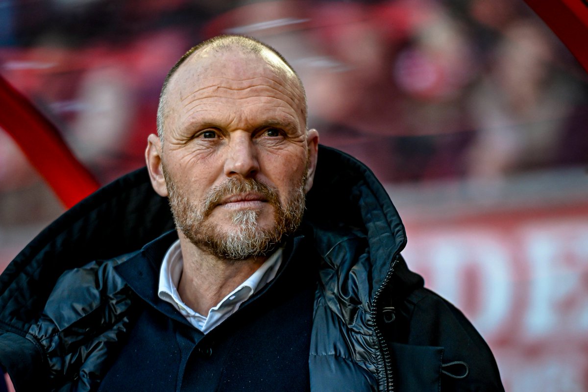 LIVE | Het zondagprogramma in de Eredivisie begint in Zwolle, waar Thijs Oosting het als spits van PEC opneemt tegen het FC Twente van zijn vader Joseph. Volg de wedstrijd in ons liveblog!

#PECTWE

fcupdate.nl/fwd/379604