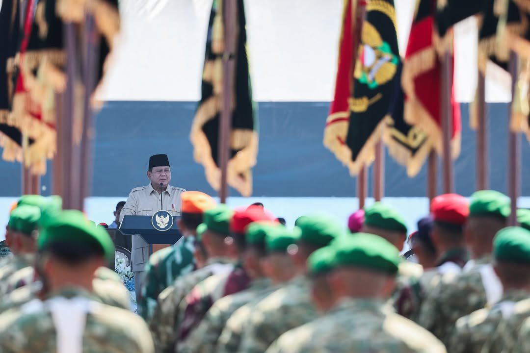 prabowo's tweet photo. Hari ini, saya memimpin Upacara Gelar Pasukan Operasional dan Kehormatan Militer, sebuah momen istimewa yang menjadi ajang penganugerahan pangkat kehormatan kepada para purnawirawan TNI serta penyematan Bintang Sakti kepada tokoh-tokoh yang berjasa dalam operasi strategis.

Pada kesempatan yang sama, saya melantik Wakil Panglima TNI, mengukuhkan sejumlah pimpinan baru di Kopassus, Korps Marinir, dan Kopasgat, serta meresmikan enam Komando Daerah Militer, 14 Komando Daerah Angkatan Laut, tiga Komando Daerah Angkatan Udara, satu Komando Operasi Udara, enam Grup Kopassus, 20 Brigade Teritorial Pembangunan, satu Brigade Infanteri Marinir, satu Resimen Kopasgat, 100 Batalyon Teritorial Pembangunan, lima Batalyon Infanteri Marinir, dan lima Batalyon Komando Kopasgat.

Saya berharap seluruh prajurit TNI senantiasa menanamkan jiwa pejuang yang pantang menyerah dalam mempertahankan kedaulatan negara. Dengan postur pertahanan yang tangguh, saya meyakini Indonesia akan mampu menjaga kekayaan bangsa dan melindungi seluruh rakyatnya.

Lapangan Suparlan Pusdiklatpassus Batujajar, Bandung,
Jawa Barat, 10 Agustus 2025.