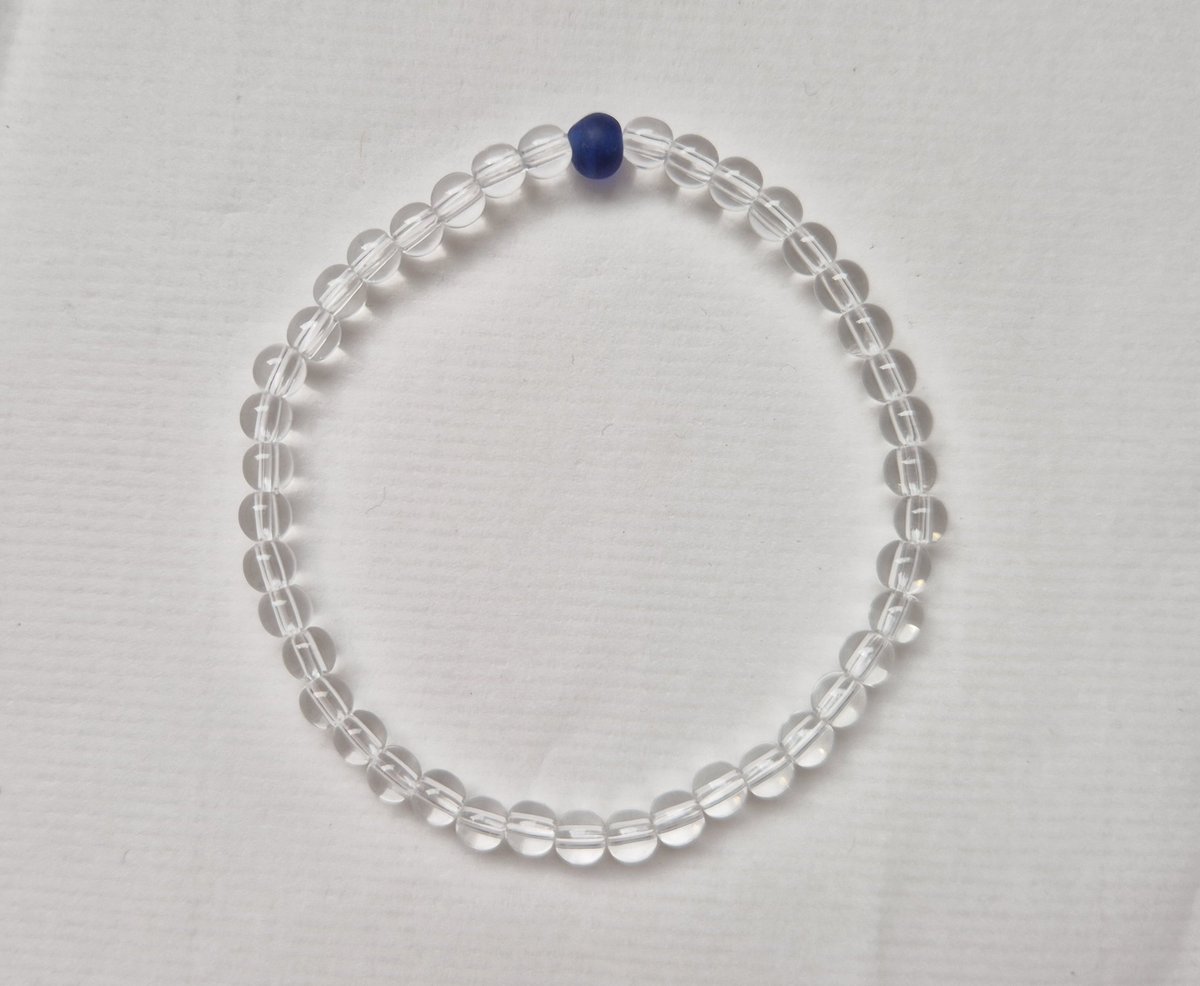 경주 남산 백수정 비드에 신라시대 유리구슬을 포인트로 넣은 팔찌.
약 4-4.5mm 사이즈로 평소에 가볍게 착용하고 다니기 좋습니다.
(판매 가능합니다)