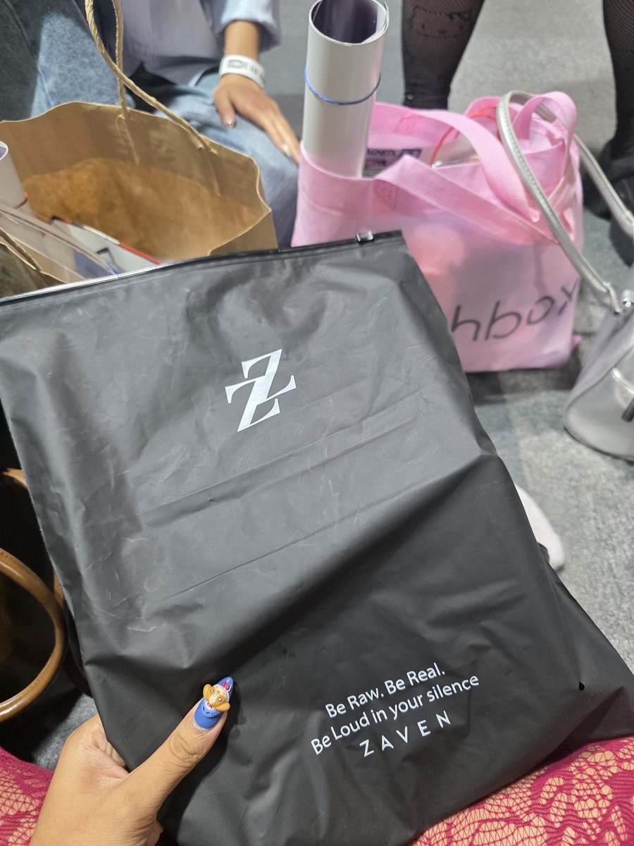 นั่งอยุ่ดีๆโดนสัม ได้หมวกฟรีฟรินอะ หนูรักceo รักทีมงานค่าาาา รอซื้อคอลต่อไปแล้ววว

 #WilliamEstFanconD2
#ZAVEN  #ZAVENERS 
#ZAVENWEAR