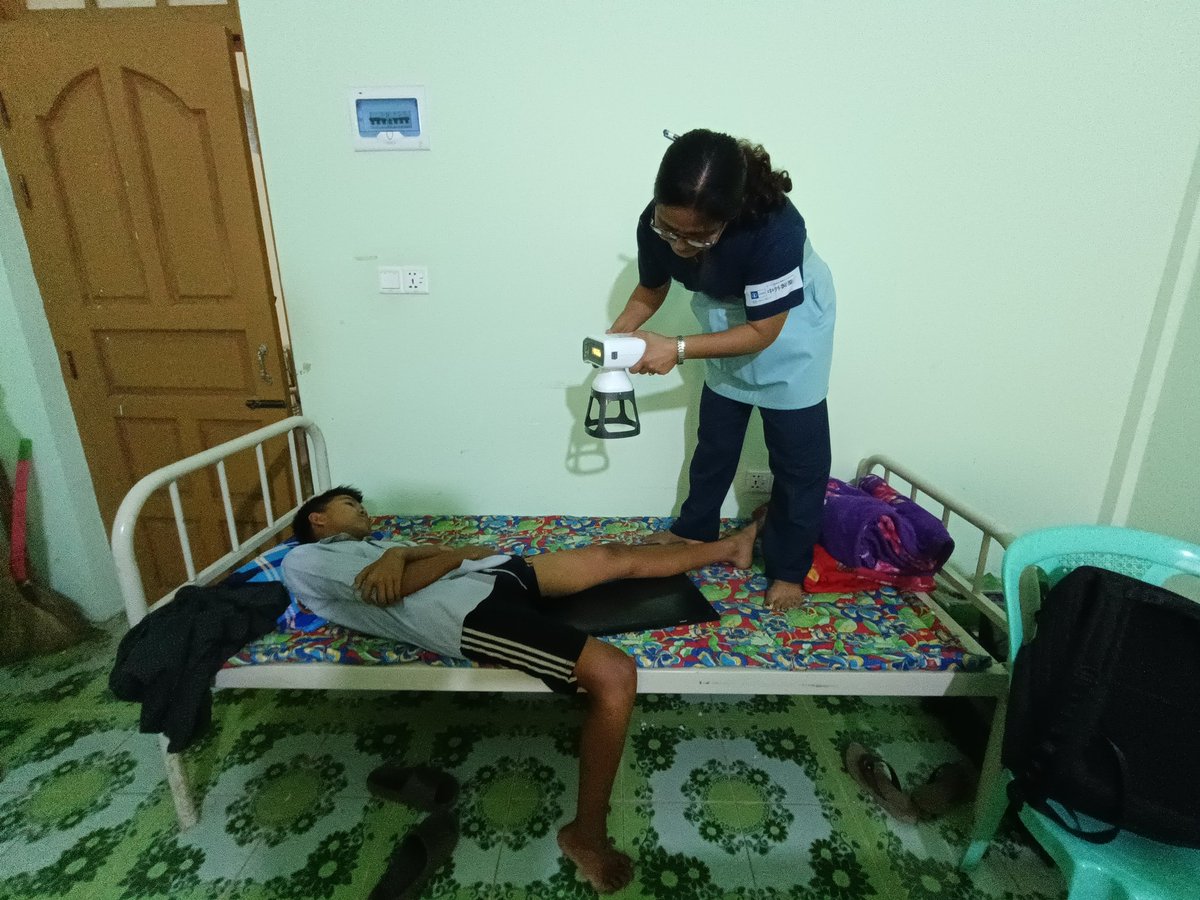 ミャンマー🇲🇲手術ミッション。16歳の男子。おそらく悪性の骨腫瘍。レントゲンも今やこんなにポータブルに撮影でき、その場で読影もできるようになり、こういうインフラが悪い国ではホントに助かる。この後、小児病院へ直ぐに紹介。医療崩壊のこの国でこの病気が治る可能性は果たしてどれほどあるのか？
