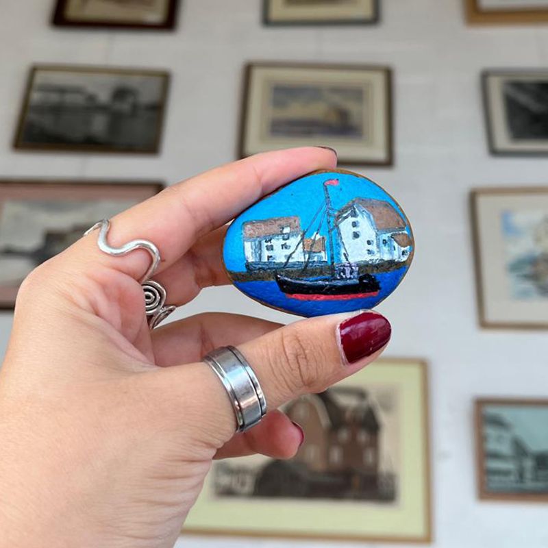 TideMill_Museum's tweet image. #woodbridgetidemillmuseum has been immortalised in many ways. Yesterday, a talented visitor showed us an enchanting painting of the Mill she'd done - on a stone! Our Warden, Sophie was quick to take a pic. #stonepainting #localart #woodbridgehistoricriverside #artfund #artsafari