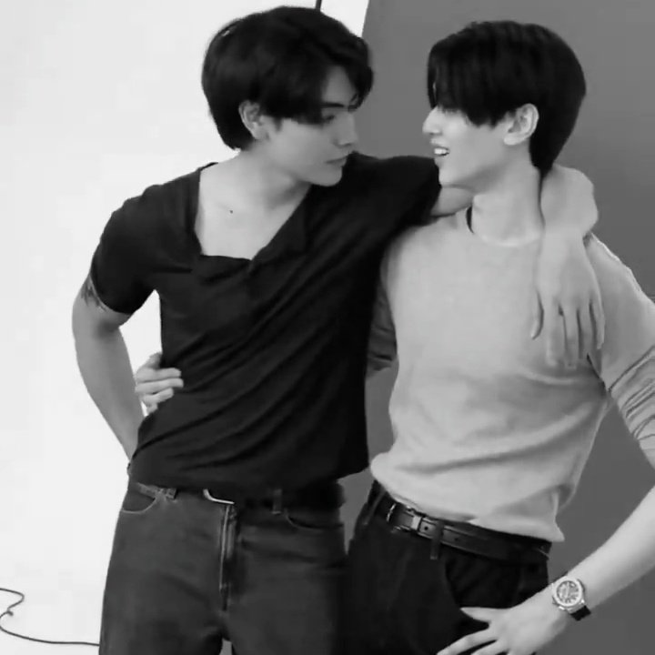 wavestaru's tweet photo. JOONG STARE FROM DUNK'S FACE TO DUNK'S LIPS. AND THE WAY DUNK HAND PLACEMENT. WORLD PAUSE. 

#DareYouToDeath 
#จุงดัง #JoongDunk https://t.co/W5f0rJgwUF