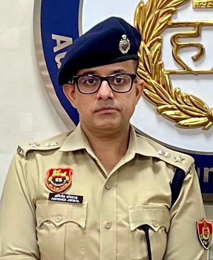 FBDPolice's tweet photo. 8 मामलों का निस्तारण कर 27 साइबर अपराधी किये गिरफ्तार‌, 39,61,997/-₹ बरामद, 149 शिकायतों का समाधान, 1,93,700 रुपए बरामद, 9,61,825  रुपए खातों में फ्रिज, एक सप्ताह में फरीदाबाद पुलिस के साइबर थानों की कार्रवाई।@DistrictAdm_FBD @fbdcitizens @police_haryana https://t.co/3TilvyEeyD