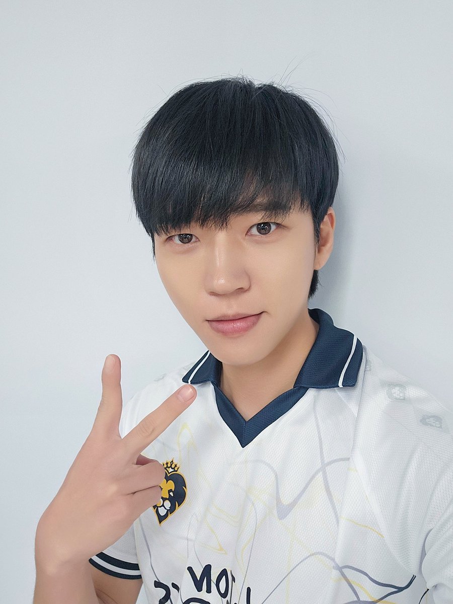 [📺]

잠시 후, 오후 7시 10분! 우현이 출연하는
JTBC <뭉쳐야 찬다4>가 방송됩니다🩶

야구부 우현? 밴드부 우현? 
무슨 소리 하는 거야, 꿈꿨어?
오늘 뭉찬 우현 보러 안 갈 거야?

축구복 입은 남우현 등장 ⚽️૮꒰◜ ཅ ◝ ꒱១
#남우현 #NAMWOOHYUN
#JTBC #뭉쳐야찬다4