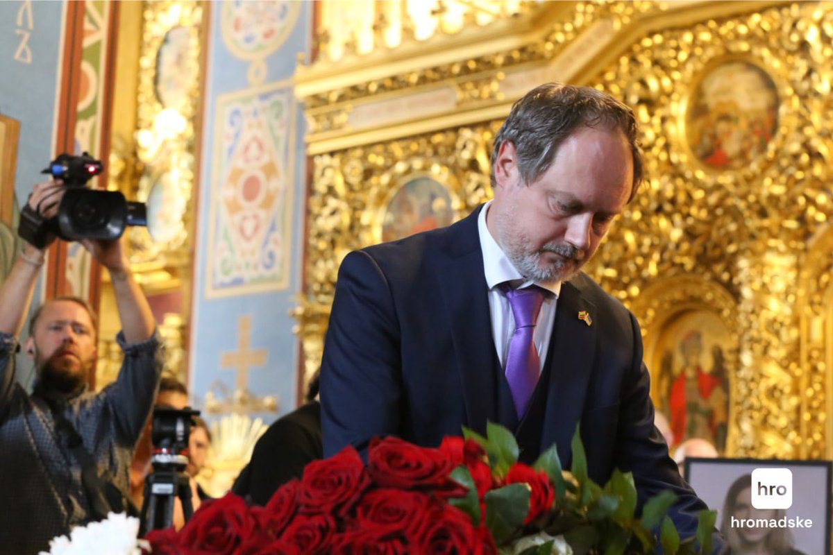 Joined today Ukrainians to bid farewell to 🇺🇦 journalist Victoriia Roshchyna, who was brutally tortured to death in russian captivity. International Special Tribunal must investigate all russian crimes against #Ukraine &amp; its people. #StopRussia #SlavaUkraïni