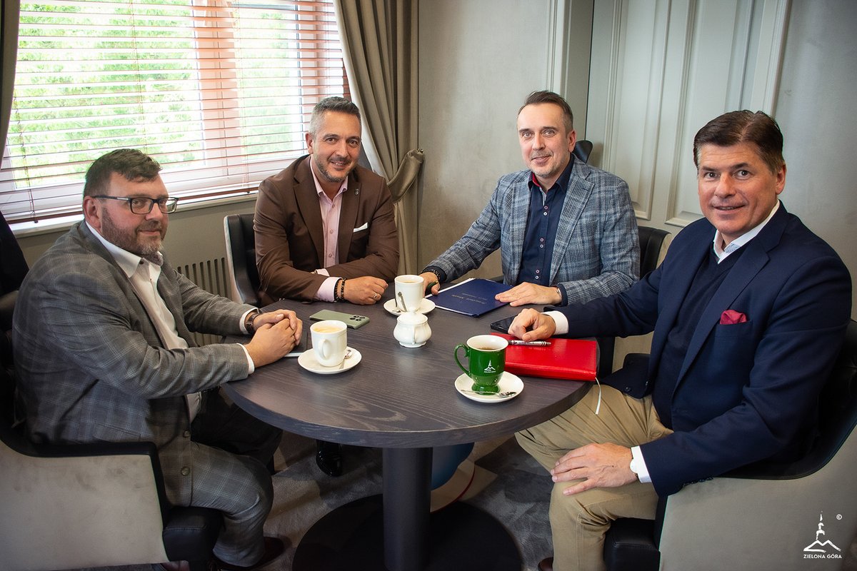 PAWEŁ PUDŁOWSKI (@pudlowski) on Twitter photo Spotkałem się z Prezydentem Zielonej Góry <a href="/MPabierowski/">Michał Pabierowski</a> i jego zespołem. Rozmawialiśmy o współpracy z #PAIH i wsparciu biznesu. Inicjatywa #ZIBi ma duży potencjał! Zielona Góra to 26 tys. firm – chcemy pomóc im rosnąć i eksportować. Dzięki za inspirujące spotkanie! Spotkałem się z Prezydentem Zielonej Góry <a href="/MPabierowski/">Michał Pabierowski</a> i jego zespołem. Rozmawialiśmy o współpracy z #PAIH i wsparciu biznesu. Inicjatywa #ZIBi ma duży potencjał! Zielona Góra to 26 tys. firm – chcemy pomóc im rosnąć i eksportować. Dzięki za inspirujące spotkanie!