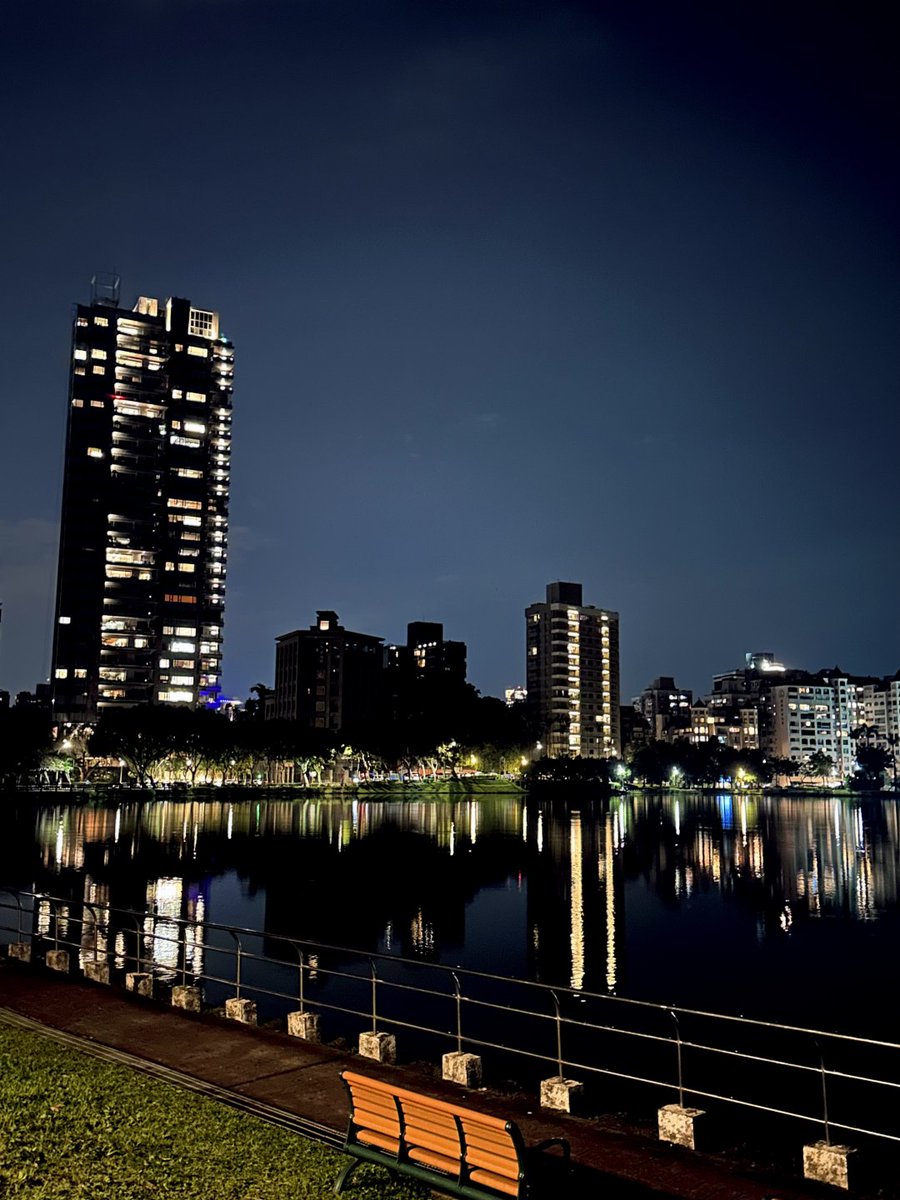 静かな夜に映る街の灯り🌃✨
一人の時間が心を癒してくれる場所💭💫