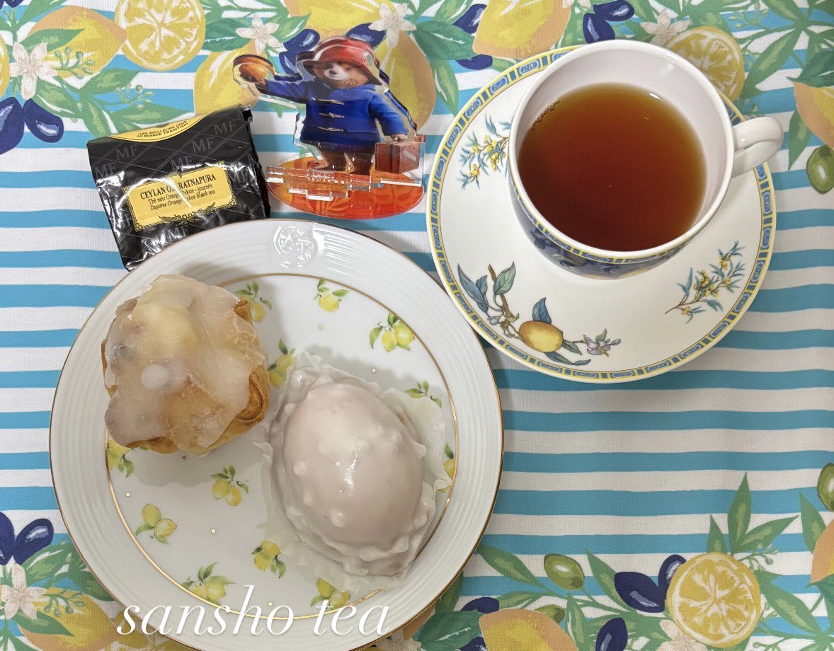 sanshotea's tweet photo. Dear Aunt Lucy
CEYLAN O.P. RATNAPURA /
MARIAGE FRÈRES🇫🇷
朝食にRemmeさんのもりの農園レモンパイとレモンケーキ🍋
レモンパイは分厚め甘いアイシングに中はしっとりアーモンボプードル風生地?
レモンケーキは、しっかりアイシングにしっとり生地🍋
朝食ポストする時間なかった💨
#Remme
#茶好連 https://t.co/AmvywMdBuo