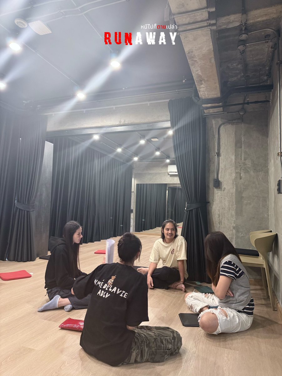 บรรยากาศ Workshop วันนี้ดุเดือดมาก !! 🔥
พี่ ๆ เป็นกำลังใจให้พวกหนูด้วยน้าาา 🥺

#WORKSHOP_RUNAWAY #RunawayTheSeries #หนีไปก็ตายเปล่า #Miusic #PLAIFAH_VIIS #Pianonichapat