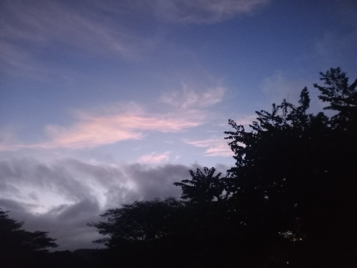 YNVILLALOBOS's tweet photo. Conversando con mi soledad en medio de un amanecer corriendo 👣🙂‍↔️ https://t.co/SVNcZEbcCn