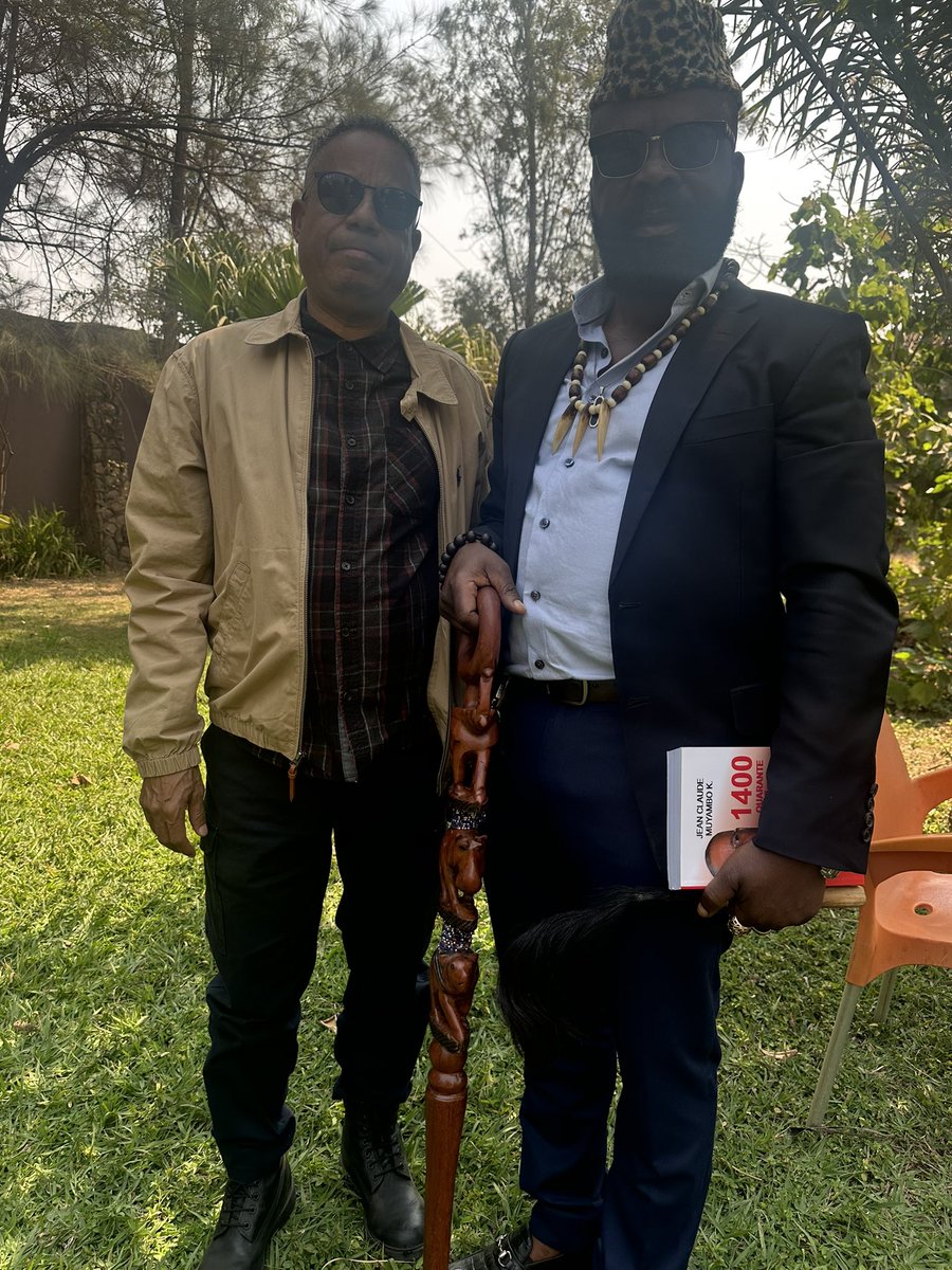 Visite du chef coutumier fils LUMPUNGU à la résidence du Président National de la SCODE.
Nadine Okako (Ass.)