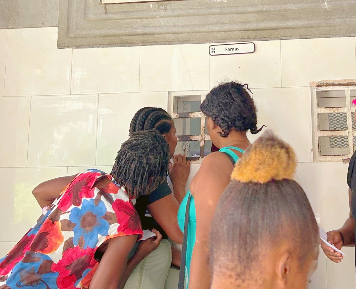 Quand #HUM a fermé, Kerline a cru que son traitement contre le cancer était fini. 4 mois + tard, l’oncologie renaît à Cange. ZL rappelle ses patients, relocalise les soins. Parce qu’abandonner n’a jamais été une option.
#CervicalCancer #CancerCare #Oncology