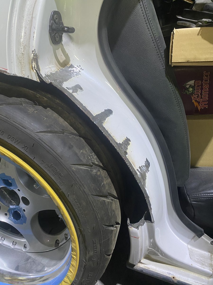 kazucedachu's tweet image. 夏休み前に板金屋からの進捗連絡。
リアがキレイにカットされてました。

#バーフェン
#オーバーフェンダー
#VIPCAR 
#当時仕様
#セダン