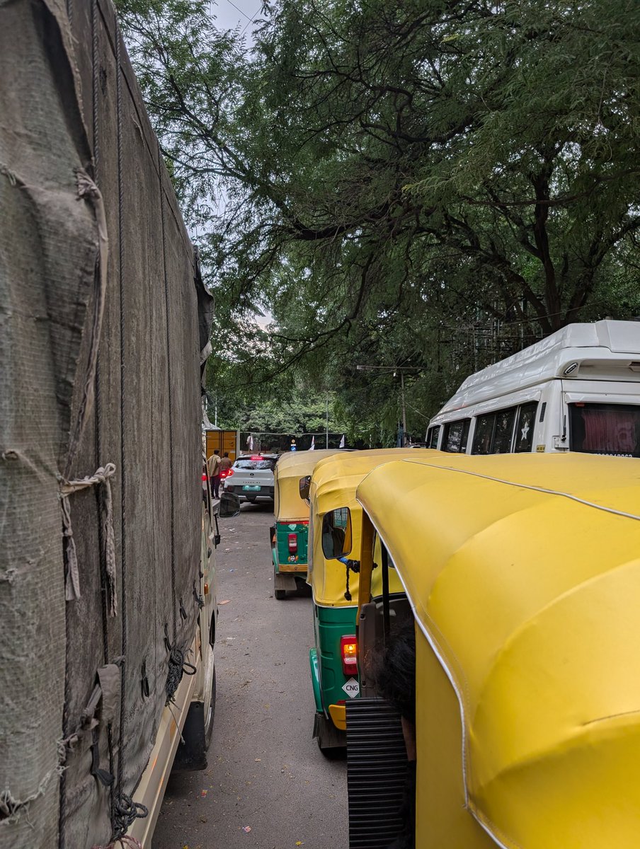 anoopsajjan's tweet photo. Stuck in traffic for over 30 mins near Cubbon Park due to politicians using zero traffic!

Why can't they travel like normal people in traffic and bad roads?

@BJP4India @BJP4Karnataka @narendramodi @Tejasvi_Surya @siddaramaiah @INCIndia 

#Bengaluru #Traffic https://t.co/87Xn0j6VdL