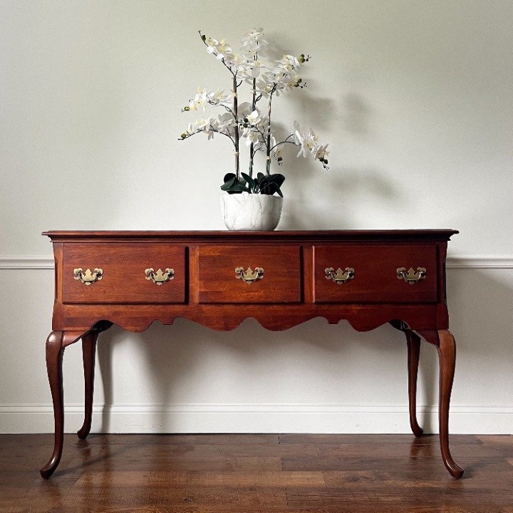 Елегантна, безвременска, совршена. Вакви „класични“, „ретро“, „vintage“ парчиња се супер за во претсобје или во дневна соба ➡️ фокусна точка. Над неа може да се стави големо модерно огледало или апстрактна слика. Ако просторот е во неутрални бои, дрвото ќе биде одличен акцент.