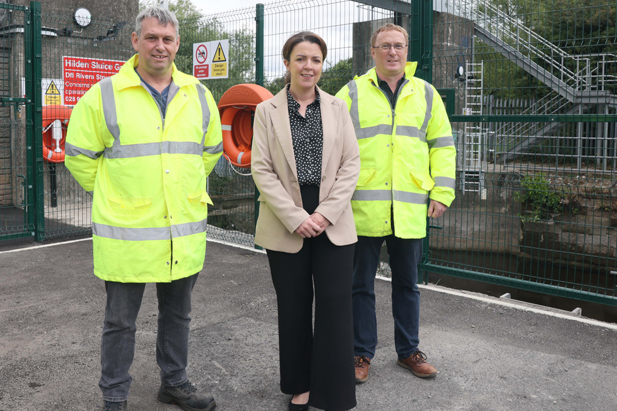 Flood risk management work on the River Lagan has taken another important step forward with the installation of a 9-tonne flood gate at Hilden near Lisburn.

This is part of refurbishment work costing £1million at the Hilden River control structure. 

More:
