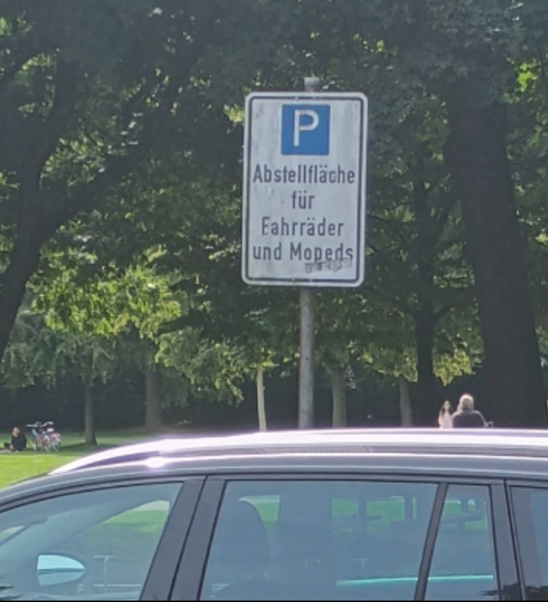 Legendär, wie in unserer Stadt auf 2 Radfahrer Rücksicht genommen wird. 🥰