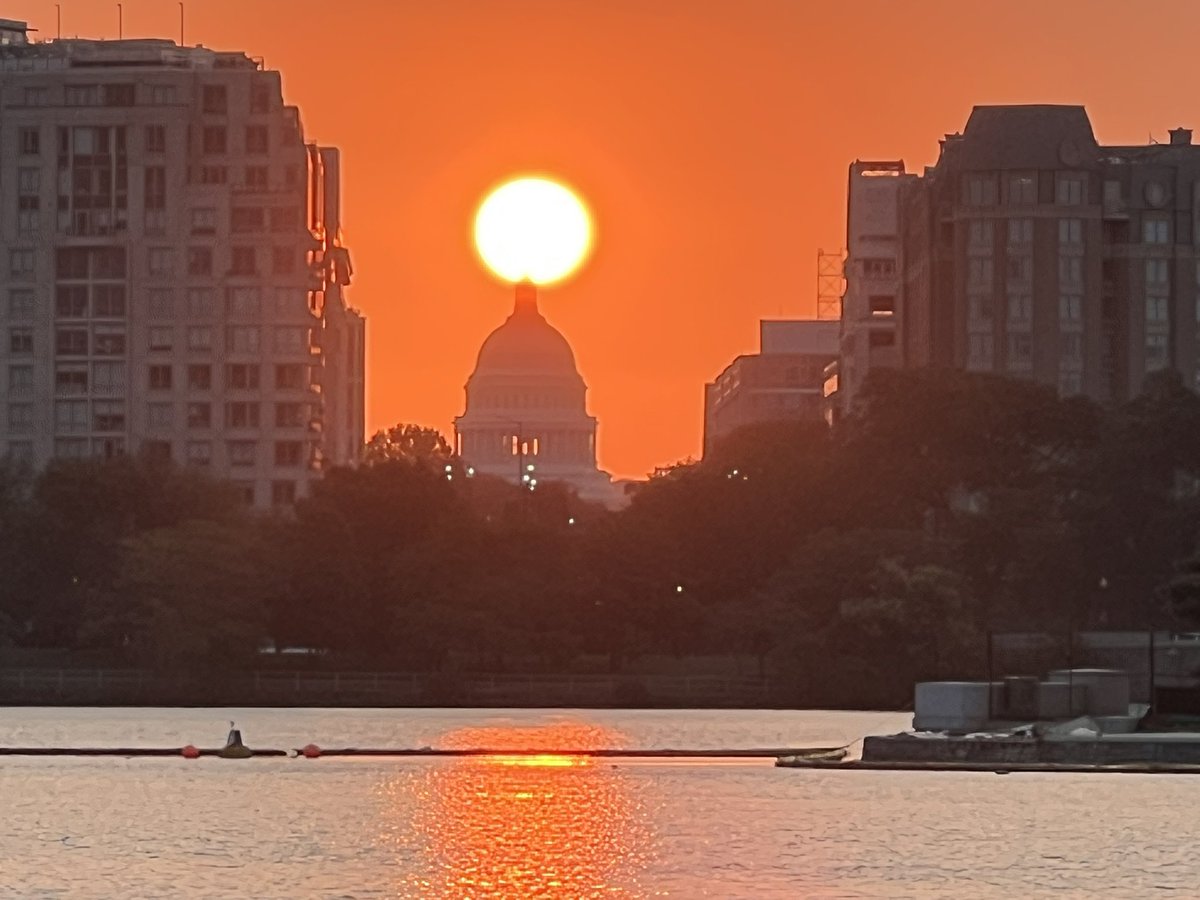 #Sunrise on Friday over the Capitol in #DC! <a href="/capitalweather/">Capital Weather Gang</a> <a href="/StormHour/">#StormHour</a>