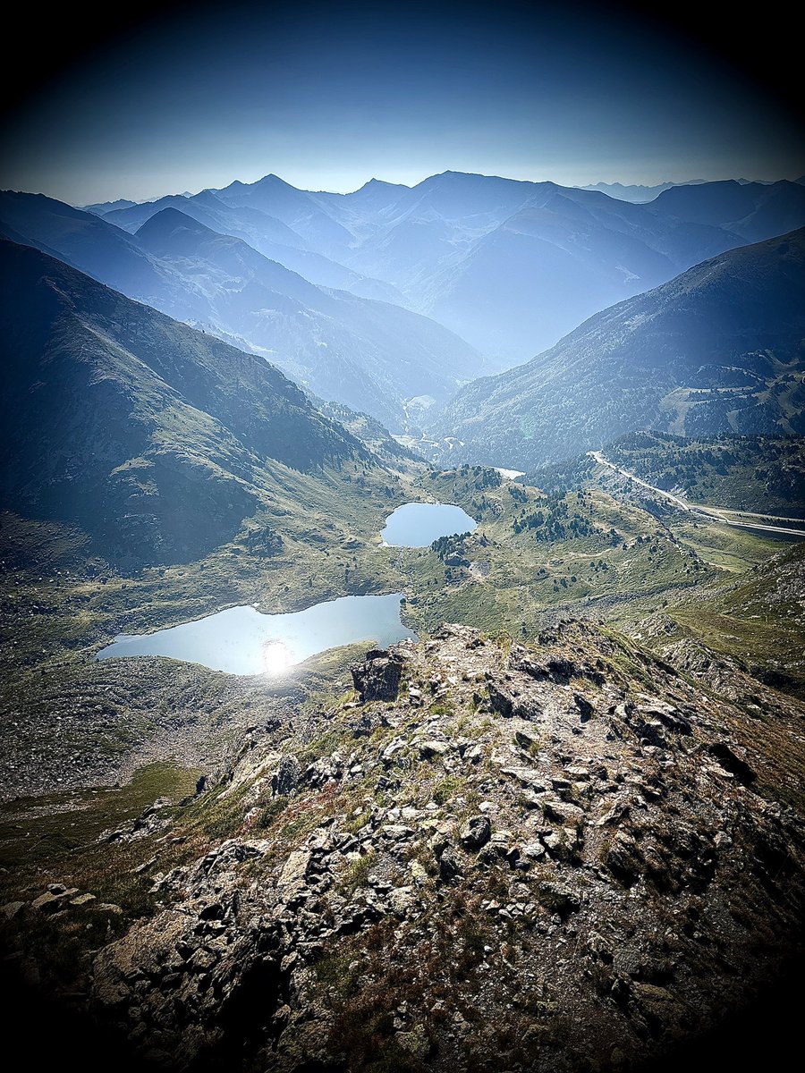 Mirador solar de Tristaina al Pic Peyreguils 2.702 m. Vistes magnífiques a la Pica d’Estats (amb una mica de nur), pic Arcalís, pic i llacs de Tristaina. Andorra