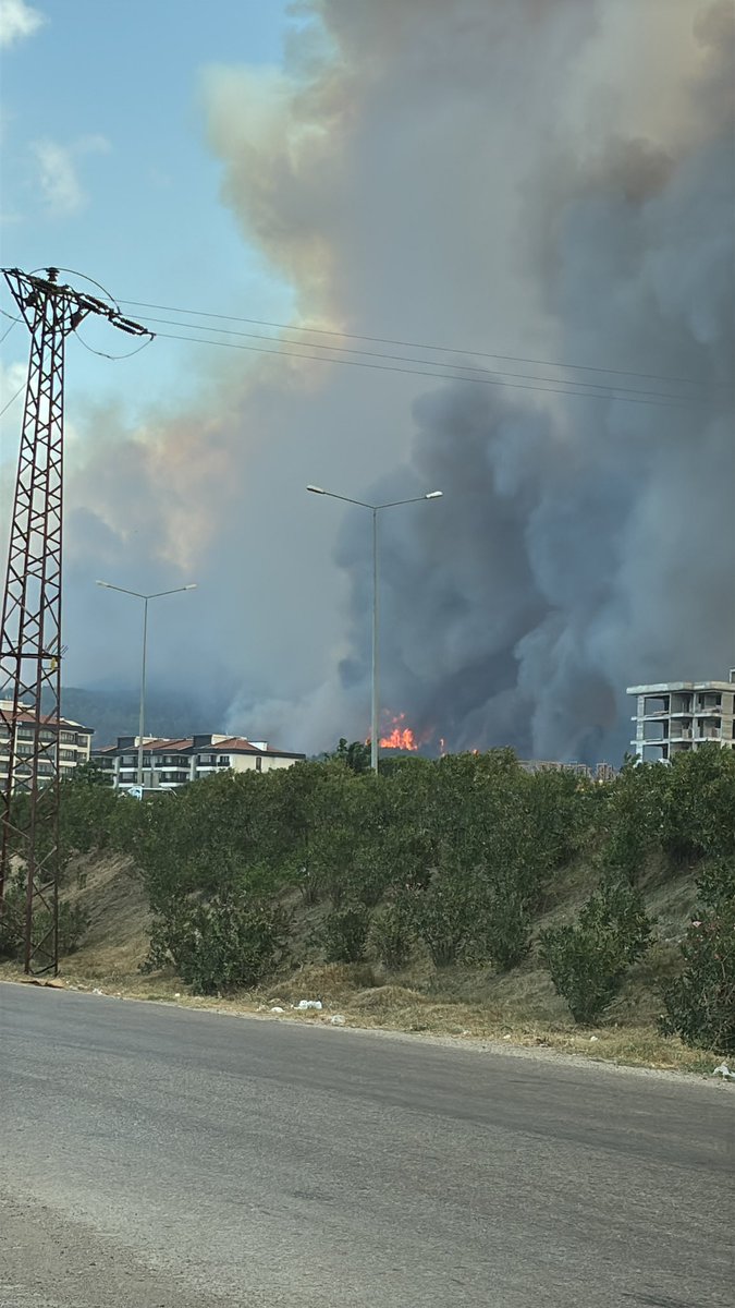 Çanakkale Kepez’in üst tarafından yangın çok hızlı ilerliyor.