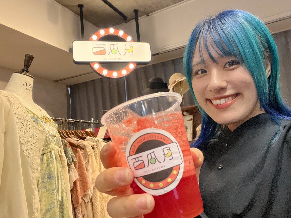 iroha_wakana's tweet image. パステキドール1周年おめでとうございます🍉
古着やリメイクの服っていいよね！

そして、社長のギャルさがやばかったです笑
スイカジュースもありがとうございました🌙
#西瓜月 #IGA #エードットカフェ