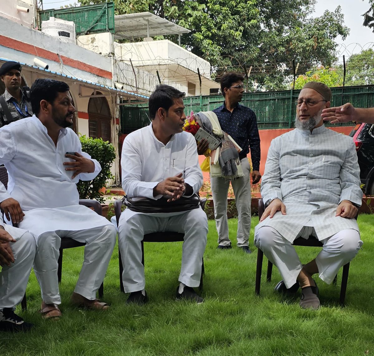 Imran Ansari (@imranansari_mim) on Twitter photo हज़ारों साल नर्गिस अपनी बेनूरी पर रोती है.
तब जाकर होता है चमन में कोई दीदावर पैदा।
AIMIM के क़ौमी सदर आली जनाब बैरिस्टर <a href="/asadowaisi/">Asaduddin Owaisi</a> साहब से मेरठ के पार्षद दल के साथ मुलाकात की।
साहब ने मेरठ यूनिट की सराहना करते हुए पंचायत चुनाव और मेरठ शहर विधानसभा चुनाव को लेकर अहम चर्चा की। हज़ारों साल नर्गिस अपनी बेनूरी पर रोती है.
तब जाकर होता है चमन में कोई दीदावर पैदा।
AIMIM के क़ौमी सदर आली जनाब बैरिस्टर <a href="/asadowaisi/">Asaduddin Owaisi</a> साहब से मेरठ के पार्षद दल के साथ मुलाकात की।
साहब ने मेरठ यूनिट की सराहना करते हुए पंचायत चुनाव और मेरठ शहर विधानसभा चुनाव को लेकर अहम चर्चा की।