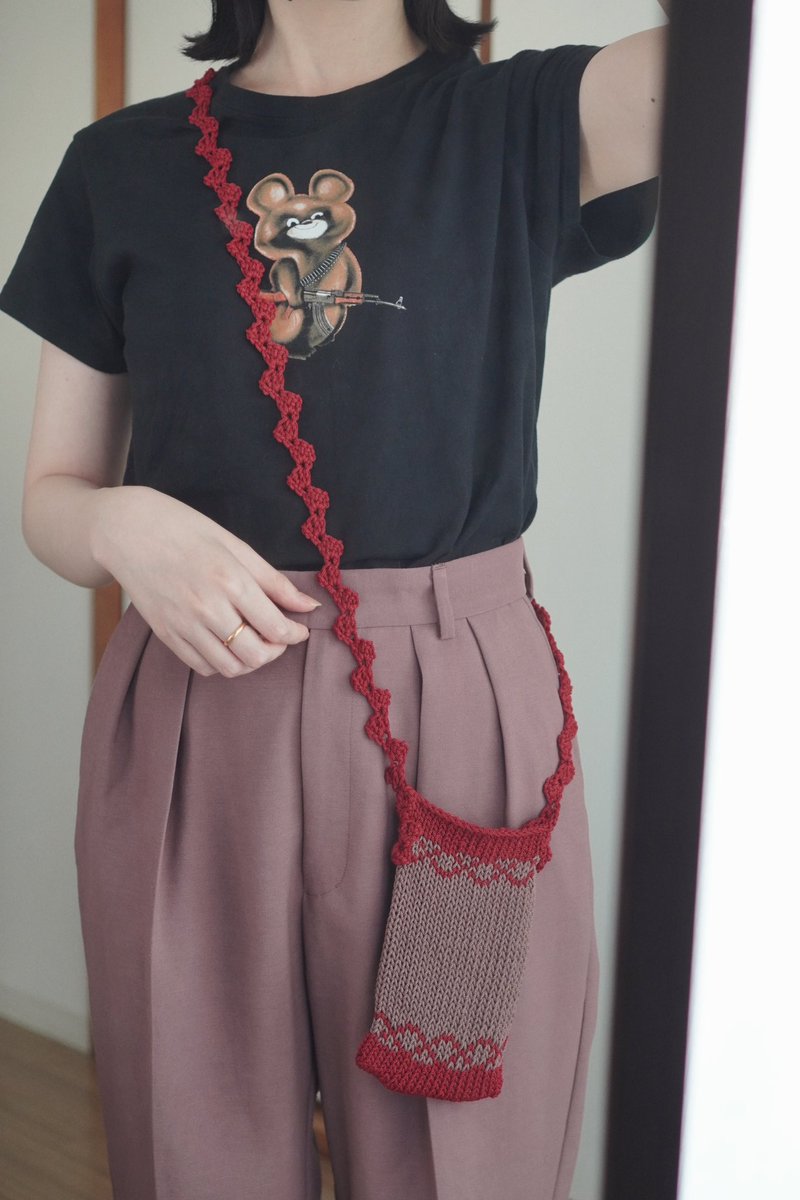 DAISOのマクラメヤーンで編んだスマホショルダーお気に入り🫶

#編み物 #かぎ針編み