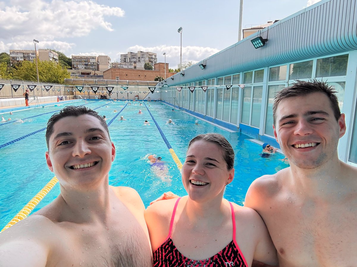 Сьогодні був чудовий початок дня🏊🏻

Басейн «Юність» — тут можна поплавати під відкритим небом, дуже кайфово 🤌🏼