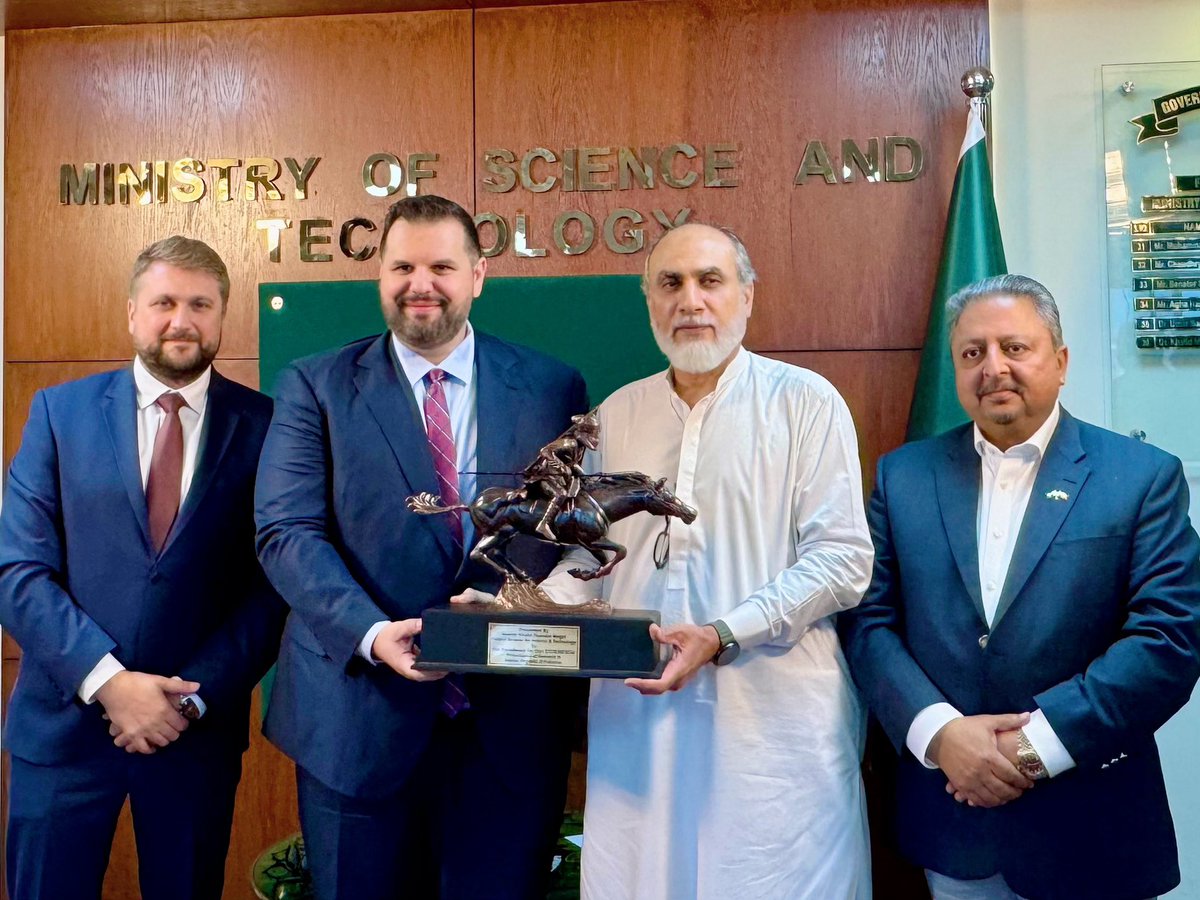 🇷🇴🤝🇵🇰 Met Pakistan’s Federal Minister of Science &amp; Technology @KhalidMagsi357 to boost cooperation in IT, AI, green tech, cybersecurity &amp; innovation.
💡 Romania is one of Europe’s fastest-growing IT and innovation hubs, with over 200,000 skilled professionals and globally