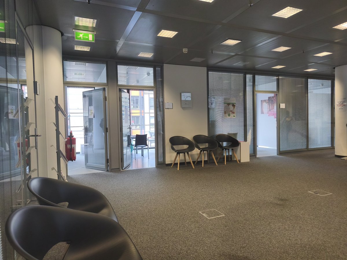 Elf Uhr vormittags in einem FACHARZTZENTRUM in Berlin. In Doctolib sind keine Termine zu bekommen. Wir sehen 3 geöffnete Türen zu Behandlungszimmern. Die Ärzte waren zum kollektiven Schwatz bei Tür 1. Und nein, DAS ist noch nicht der burner. Der kommt erst. #isso