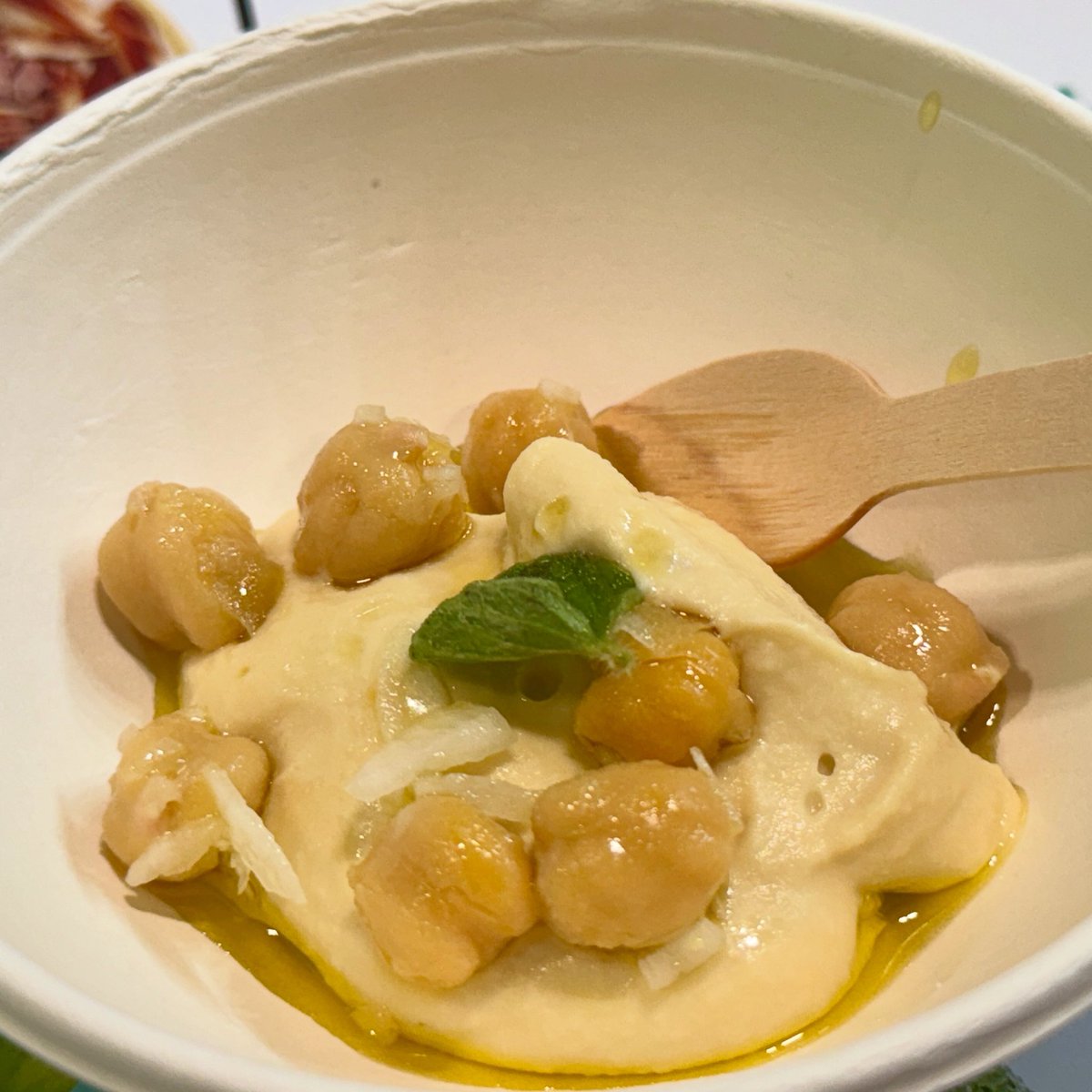 Hummus de verano con garbanzos de la IGP Garbanzo de Escacena: suave, fresco y lleno de sabor. Hecho con garbanzos de calidad y agricultura local. Ideal para los días calurosos. 100% natural, sostenible y con un toque de tradición andaluza. 🌱✨