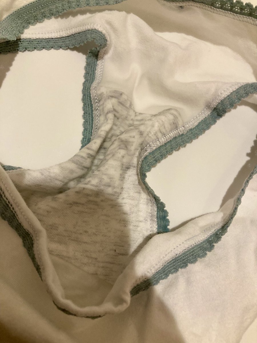 そんなにしたくなかった。トイレまでは我慢できた。なのに中入ったら急にジワ、ジワ、ジワっておちびり。下着脱ぐまでにこんなに出てた。