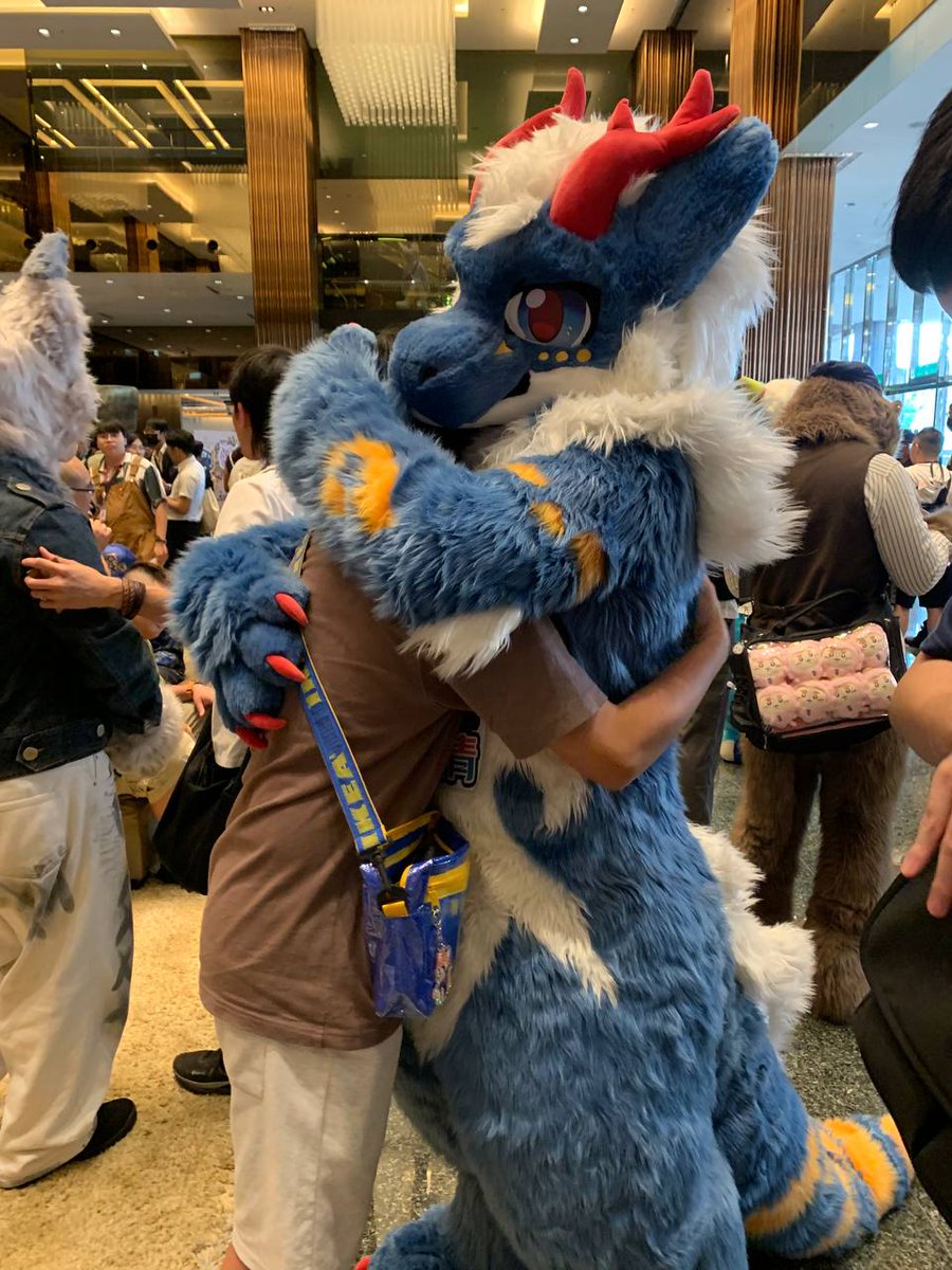 心情不好的話，就讓我緊緊的抱住你吧～

Let me hug you tightly if you are in bad mood. 

#FursuitFriday 
#UTFG
