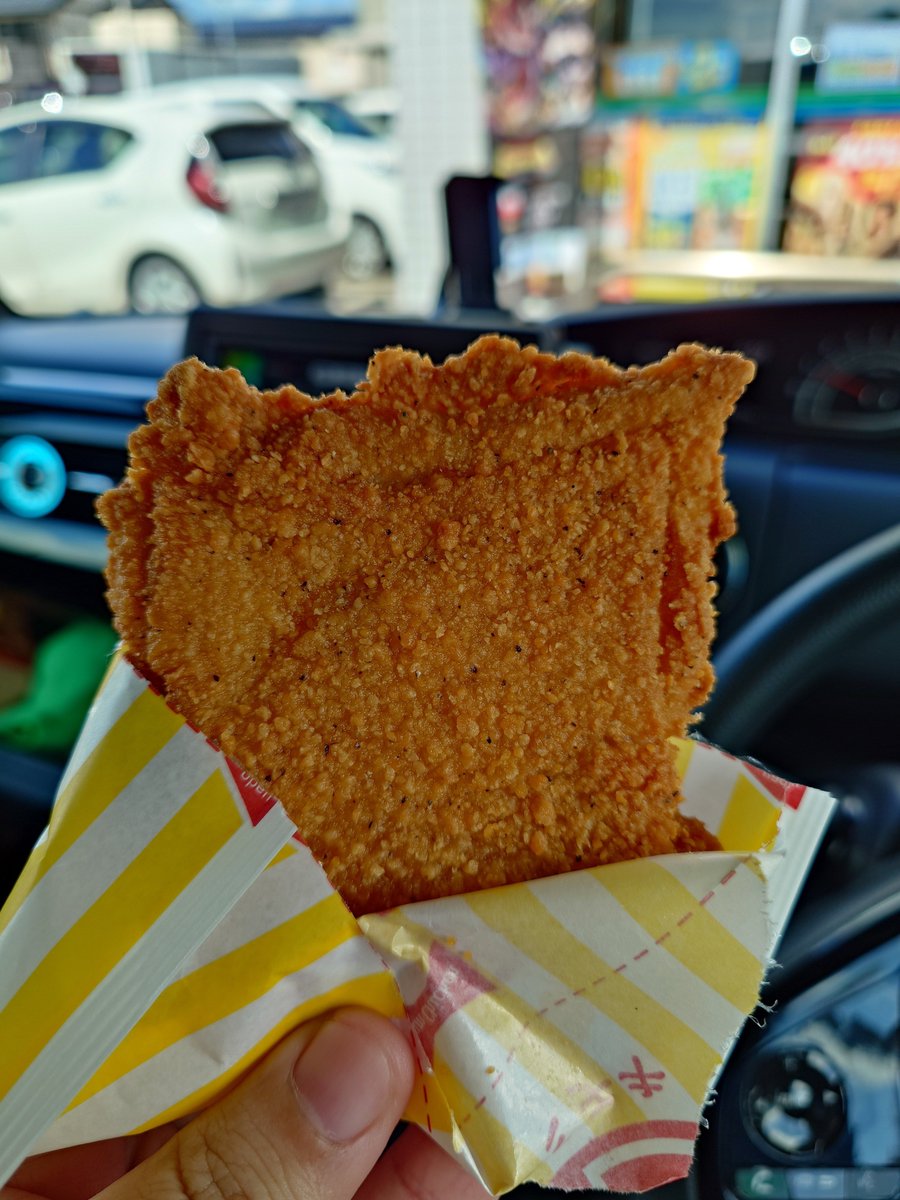 ファミチキ40%増量キャンペーンえぐい
ショーケース空っぽだったからしょんぼりしてたら店員さんが「揚げたてありますよ！」って奥から出してくれた

ほまにデカくて美味すぎた😸