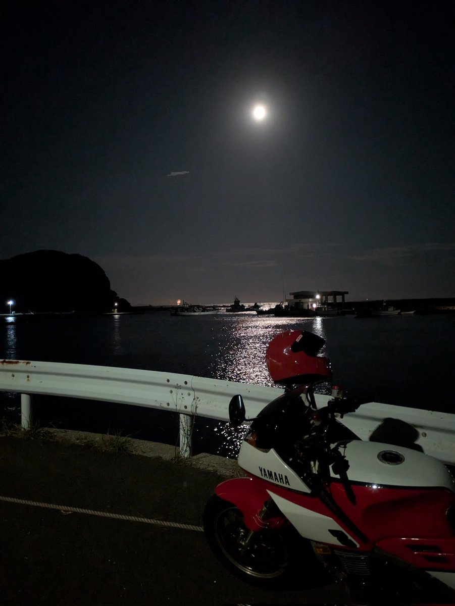 PooTaRoMkII's tweet photo. 三浦半島ナイトツーリング
毘沙門漁港
遠くで花火が上がってる。
#FJ1200
#三浦半島
#毘沙門漁港 https://t.co/G3MBlTX75K