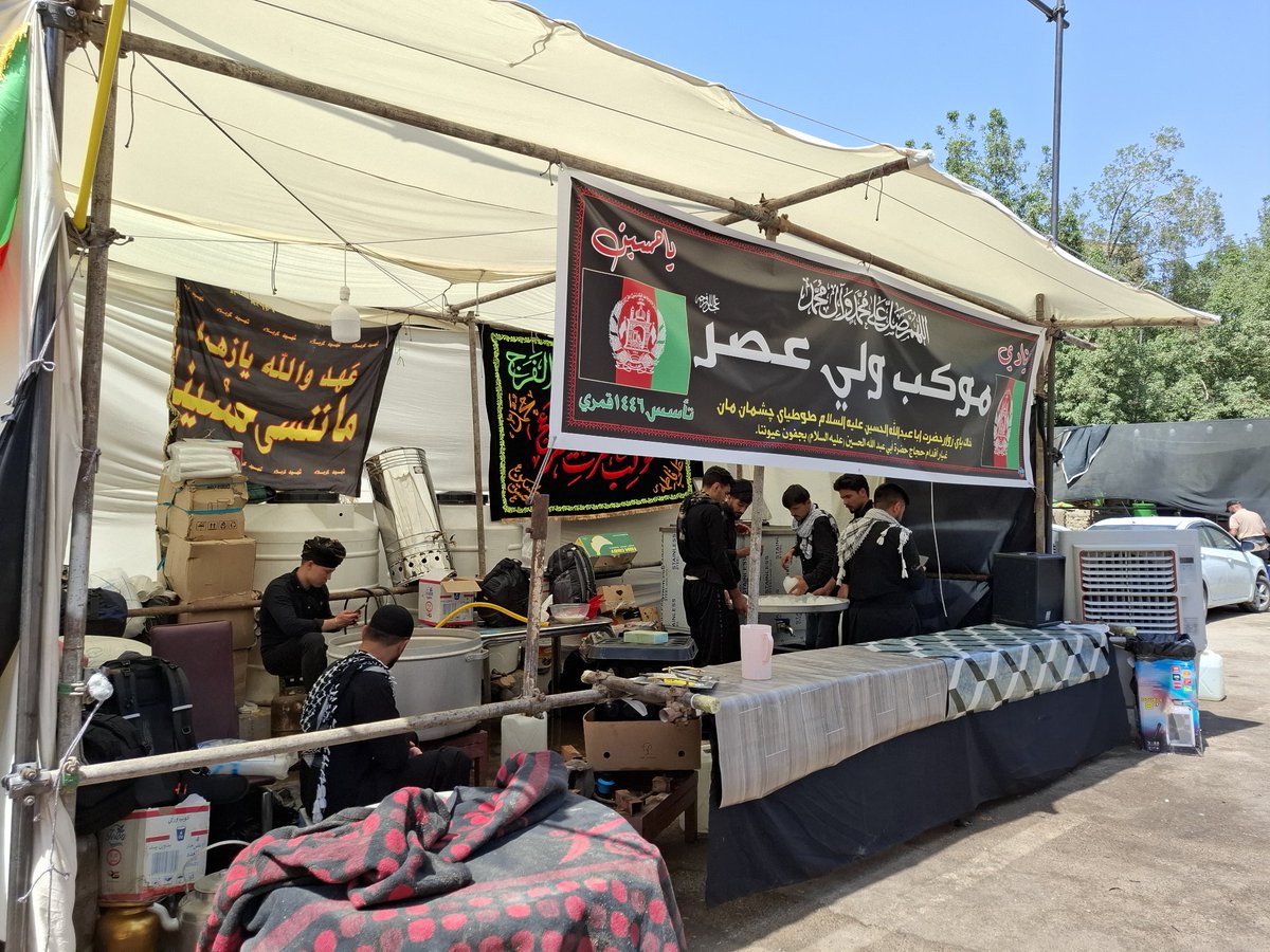 این عشق است که با وجود این همه سختی باز هم انسان را مشتاق می‌کند
مشتاق به آمدن..
مشتاق به رسیدن..
مشتاق به دلدادگی در این مسیر و به مثل پروانه چرخیدن به دور زائرین..
کنار موکب های ایرانی، برادران افغان هم حضور داشتند و تمام وقت مشغول بودند 
افغانستان عزیز! خداقوت
#اتحاد_حسینی