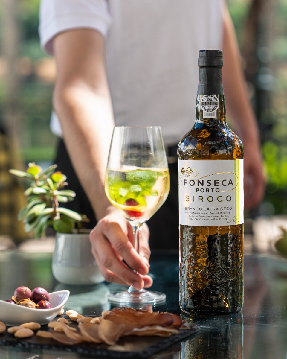 Refrescante, aromático e cheio de carácter, brinde à arte de bem viver com Fonseca Siroco.

//

Refreshing, aromatic and full of character, toast to the dolce vita with Fonseca Siroco.

//

#FonsecaPort #Siroco #PortWine