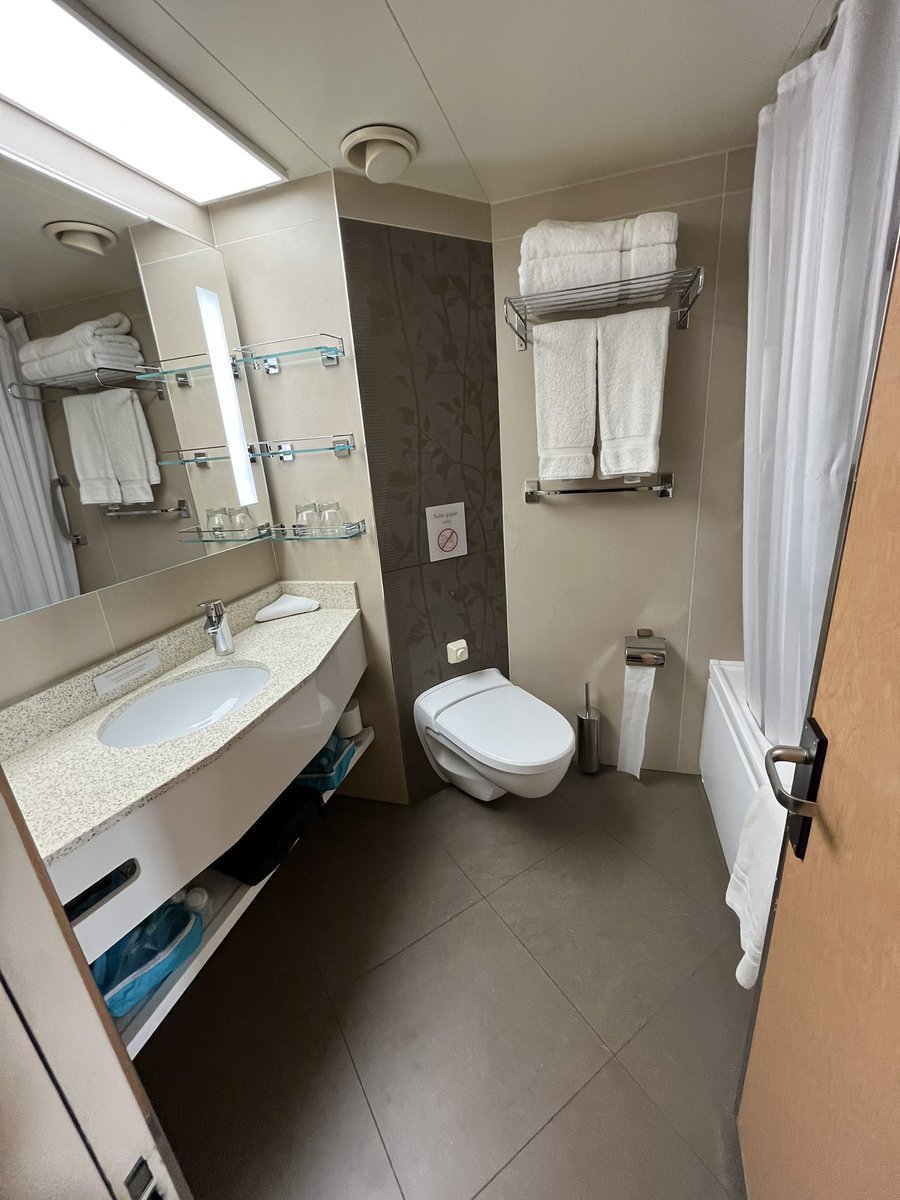 BDymentJones's tweet photo. Fred Olsen - Bolette - Premier Suite 🤩
A fabulous suite, excellent layout, large walk in wardrobe and a balcony of dreams, deep and beautiful!
Such a great ship 🛳️
#FredOlsen #Bolette #Cruise #Suite https://t.co/KR8lGCg7Ru
