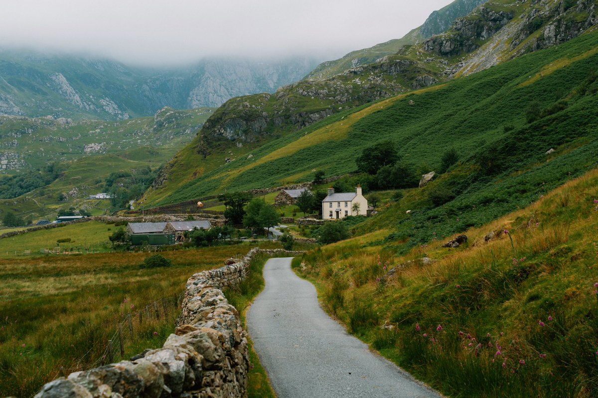 visualsofearth1's tweet photo. The Welsh countryside https://t.co/hKBwTam5z3